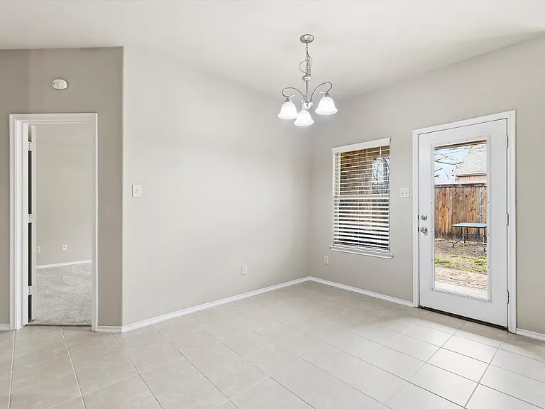 1115 Dickenson Dr — Photo 6