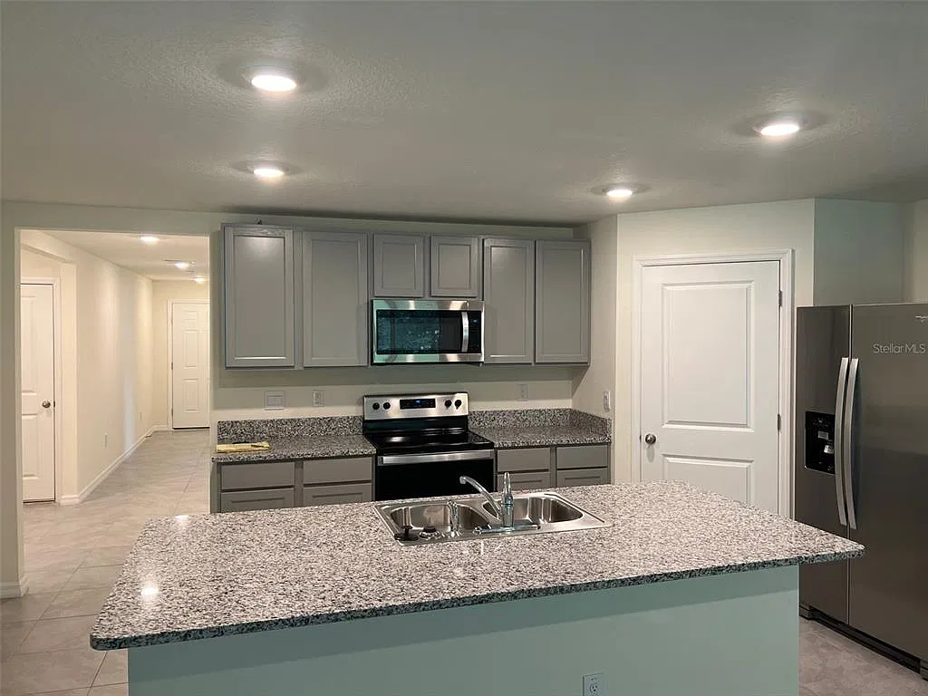 4 bed, 2.0 bath, 1830 sqft, $2,350 — Photo 2