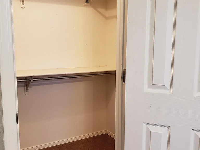 Guest bed 1 closet