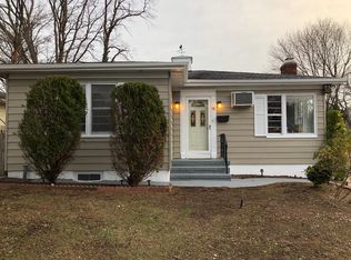 16 University Rd, Bayville, NY 11709
