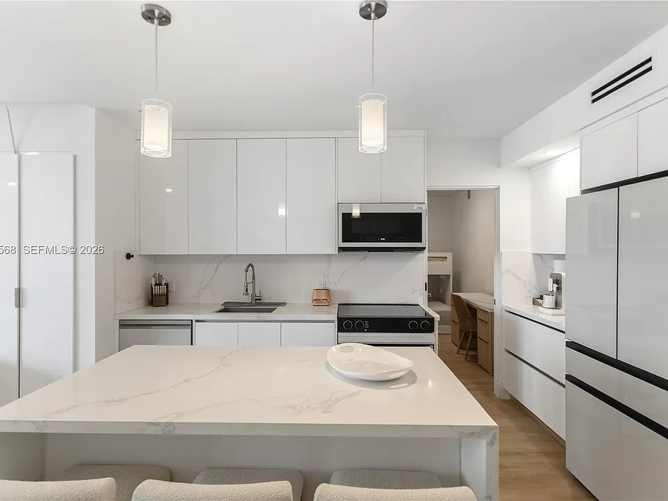 10185 Collins Ave #722