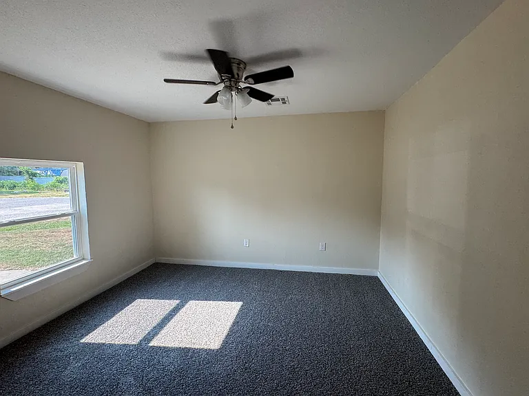 203 Debbie Ln — Photo 2