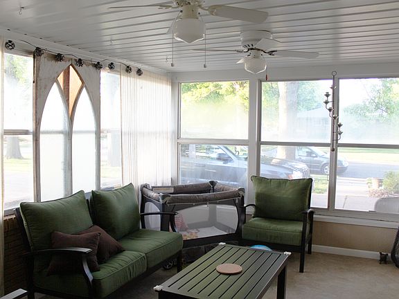 Screened-in Front Porch