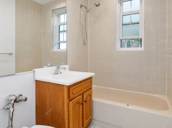 140-35 Burden Crescent image 5 of 6