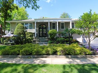 1 Sands Ct, Great Neck, NY 11023