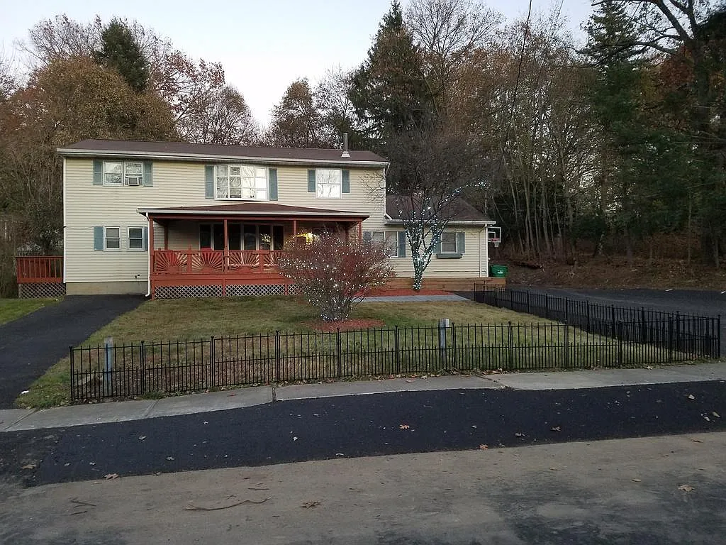 39 Woodlawn Ave — Photo 1