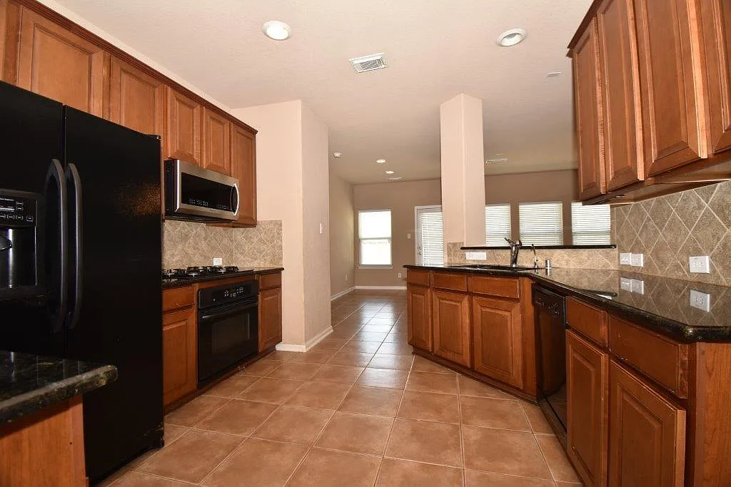 4 bed, 2.5 bath, 2378 sqft, $2,350 — Photo 4