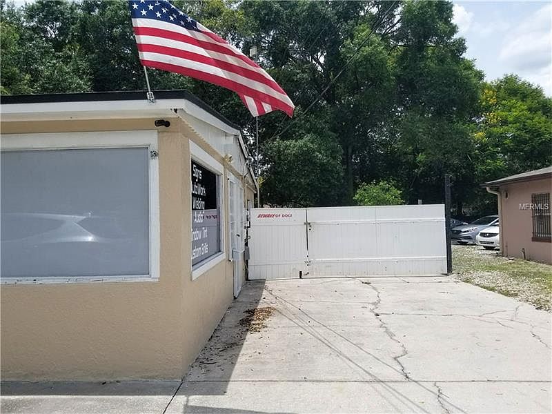 2nd image of 1004 N Pine Hills Rd