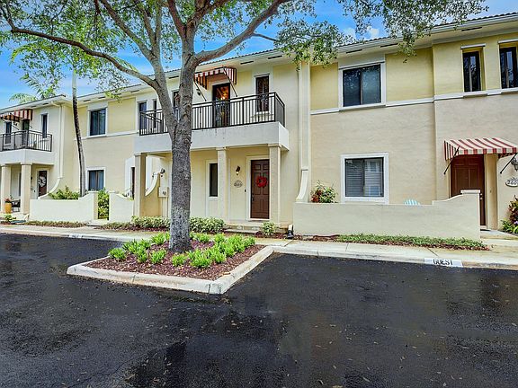 2nd image of 2605 Venetian Dr