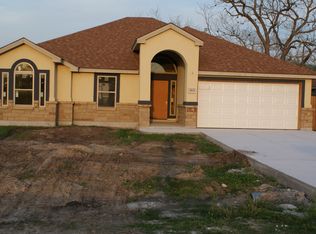 113 S Third St, Skidmore, TX 78389