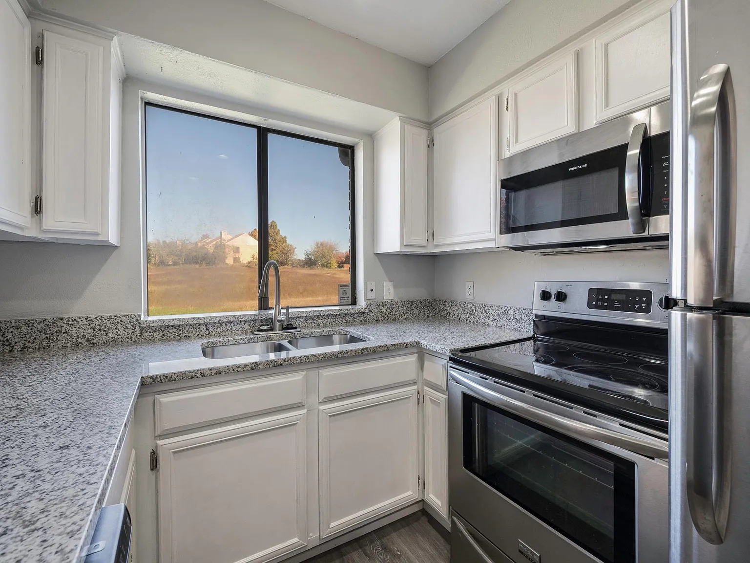 2 bed, 1000 sqft, $1,500 — Photo 3