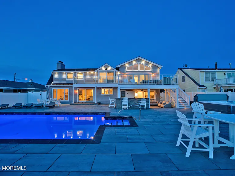 340 Bay Ln — Photo 17