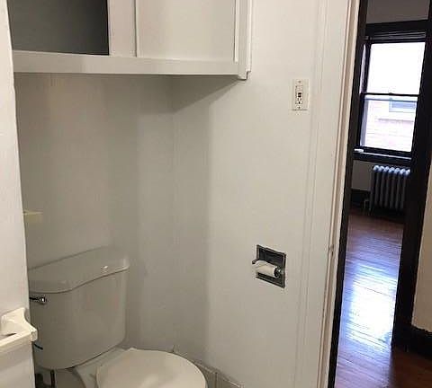 4th image of 1032 Beloit Ave #1N