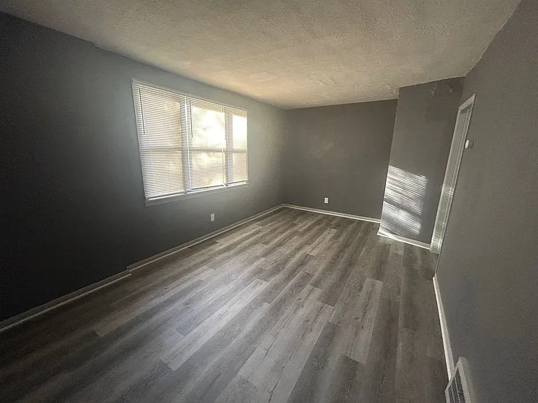 4019 Newark Ave — Photo 11