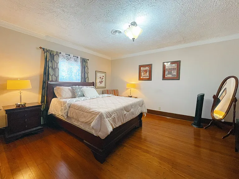 319 E Walnut St — Photo 13