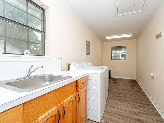 5th image of 604 W University St
