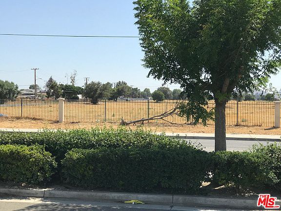 3rd image of 936 Idyllwild Dr