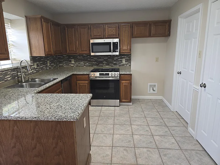 2004 Island View Ct — Photo 12