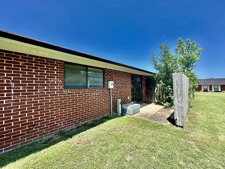 1320 W Linden St — Photo 34