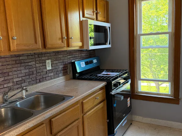 192 Green St APT 3, Manchester, NH 03103