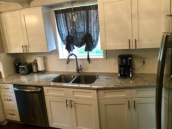 3rd image of 914 Tuxedo Ave