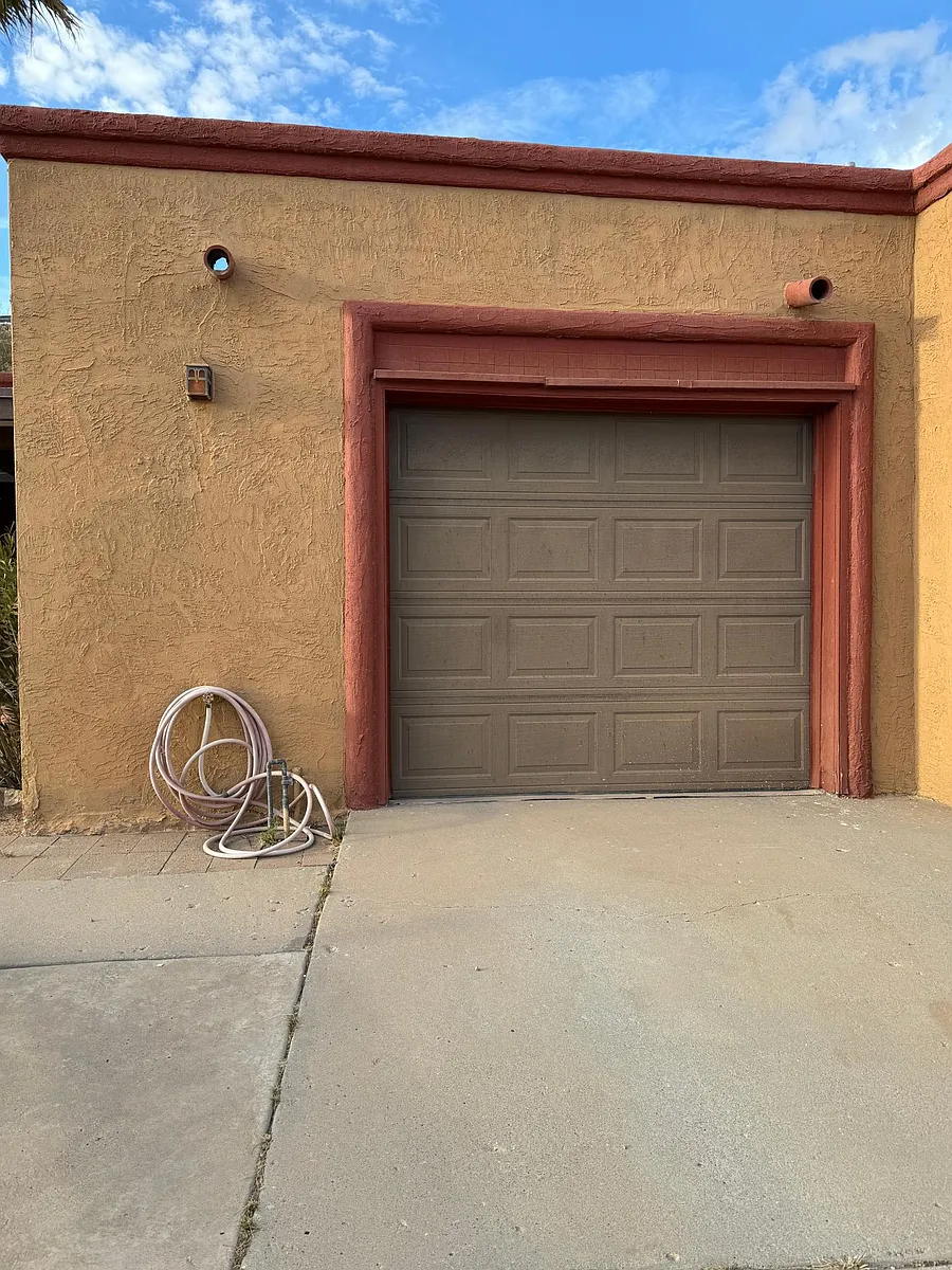 Building Photo - 305 Zenith Dr