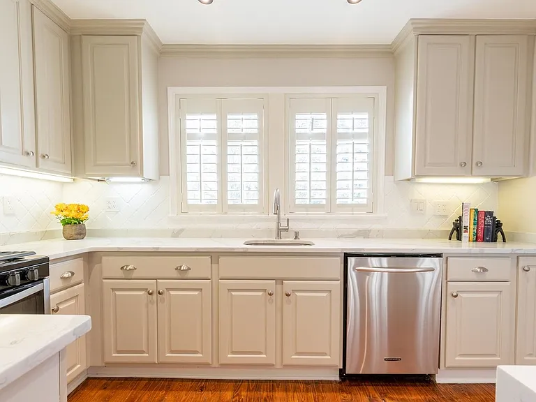 380 Holmes Cir — Photo 4