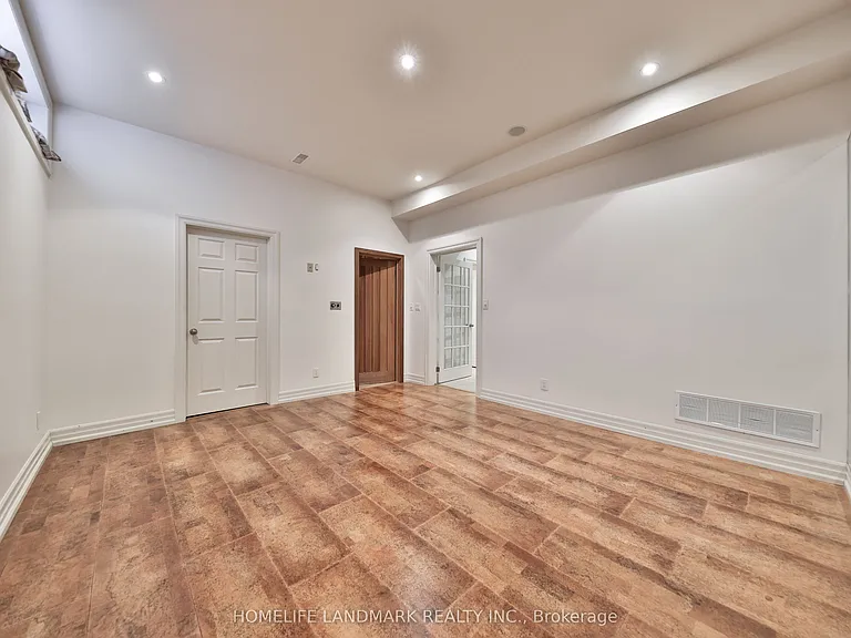 112 Kingsway Cres — Photo 29