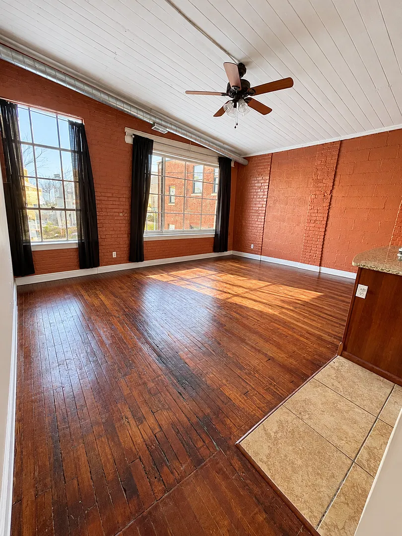 Spacious 2 bed 2 bath industrial style apartment — Photo 3