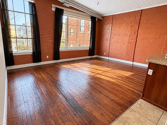 3rd image of 305 S Lincoln St APT D