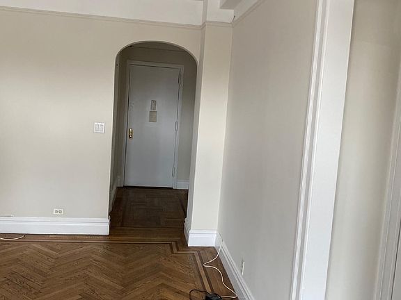 5th image of 211 W 106th St APT 10D