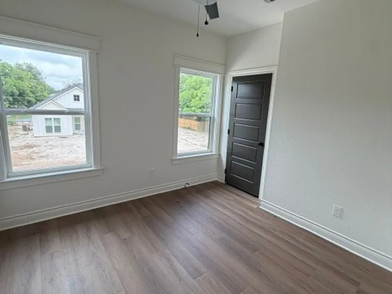 307 Live Oak St — Photo 6