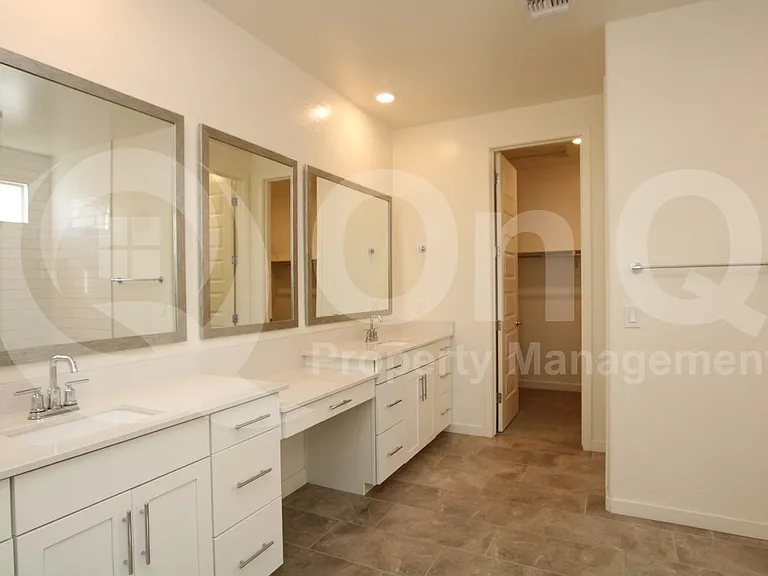 943 E Danbury Dr — Photo 13