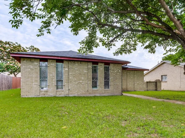 825 Cherry Hills Dr, Lancaster, TX 75134