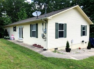 915 Sandcut Rd, Oneida, TN 37841