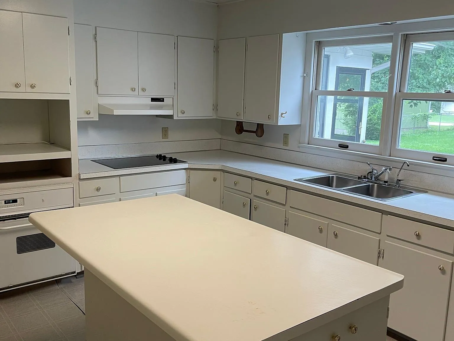 5 bed, 2408 sqft, $3,810 — Photo 2