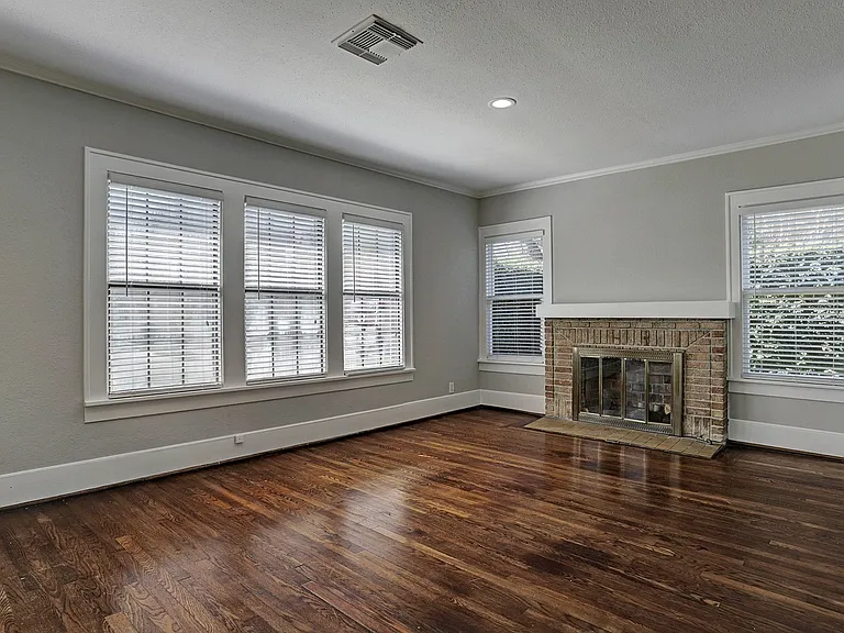 1916 W McKinney St — Photo 3