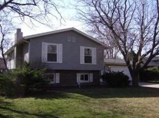 901 Abbington Dr, Crystal Lake, IL 60014