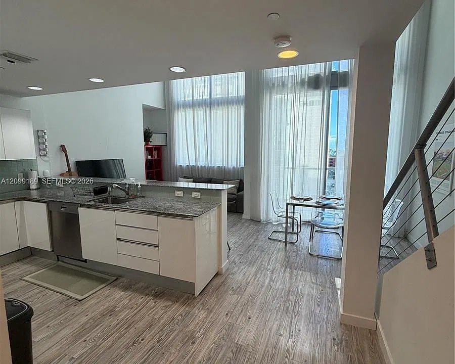 1060 Brickell Ave #811