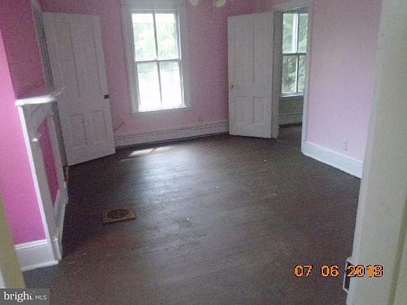 4th image of 104 S Linden St