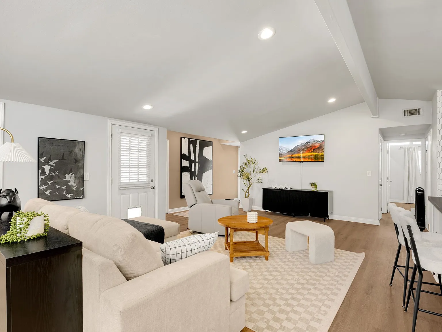 1048 N Hermosa Dr — Photo 3