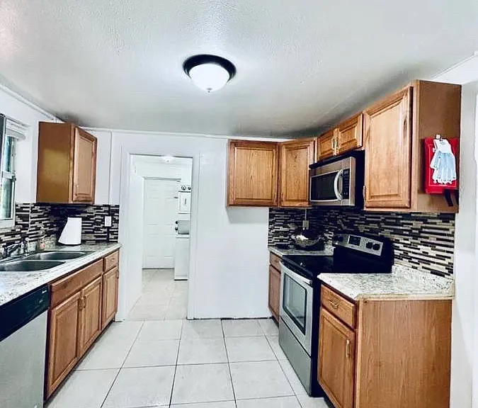 133 SW 11th Ave — Photo 3