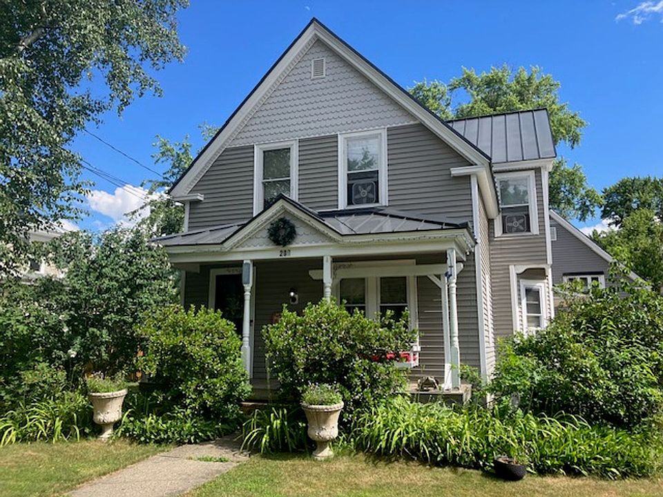 1st image of 209 Roxbury St #2