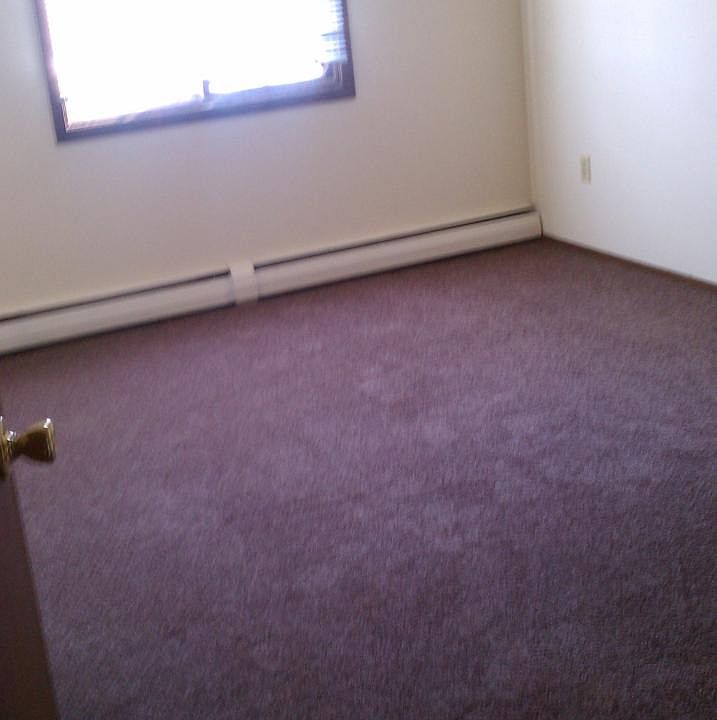 Master bedroom w/ walkin closet