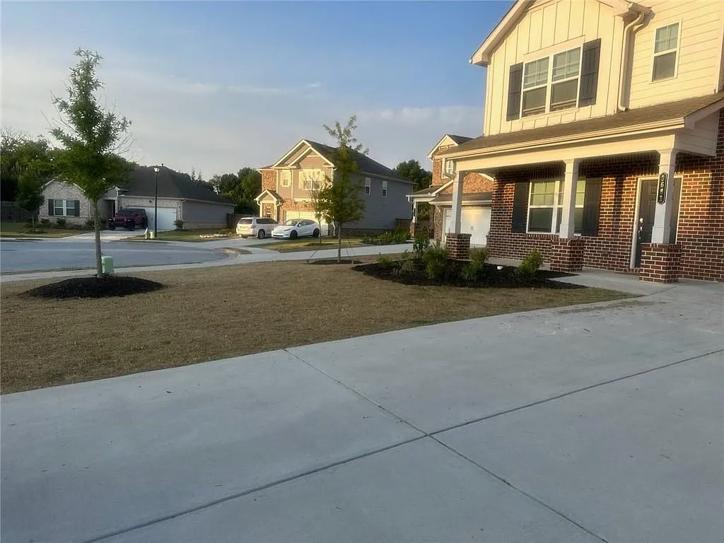 4 bed, 2.5 bath, 2542 sqft, $2,500 — Photo 2