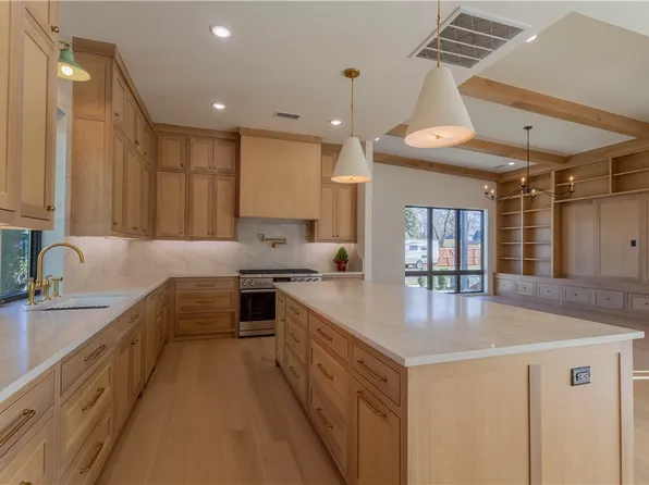 212 SW Glover St, Bentonville, AR 72712