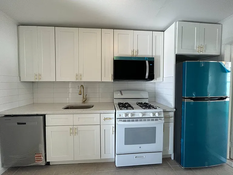 681 Rhinelander Ave #2 — Photo 1