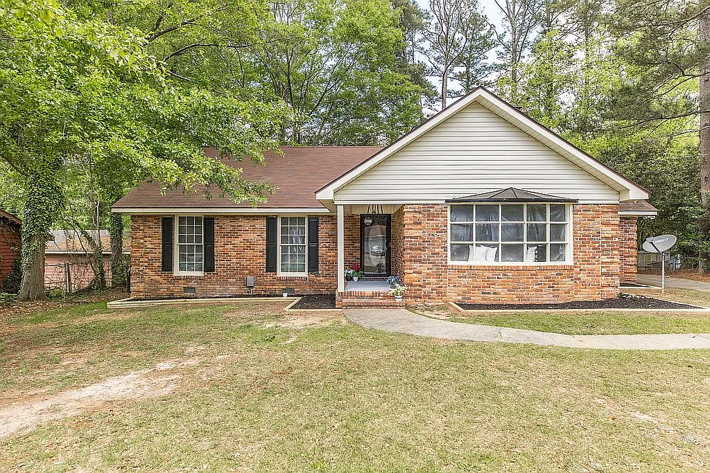 1858 Springwood Dr photo 1