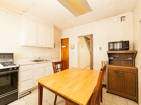 3rd image of 2158 E 22nd St