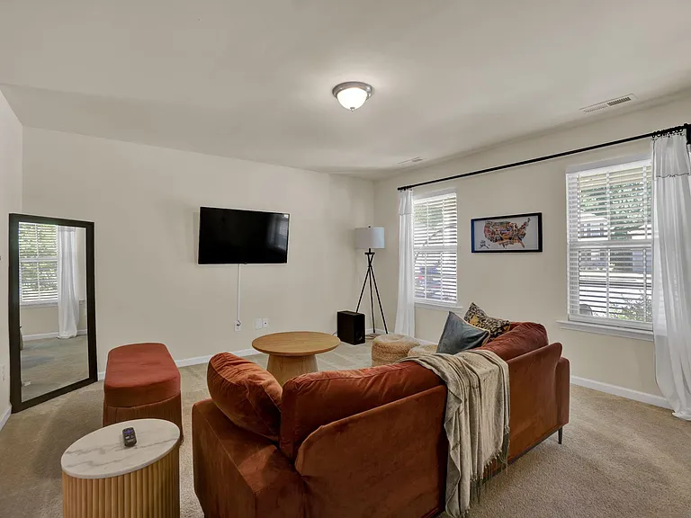 565 Stockton Way — Photo 6